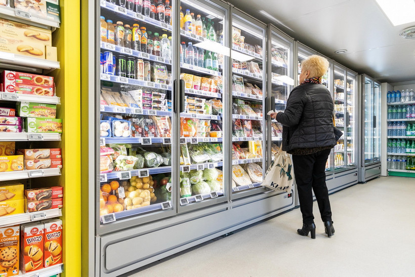 Người tiêu dùng mua sắm tại siêu thị ở Claix, Pháp. (Ảnh: AFP/TTXVN)