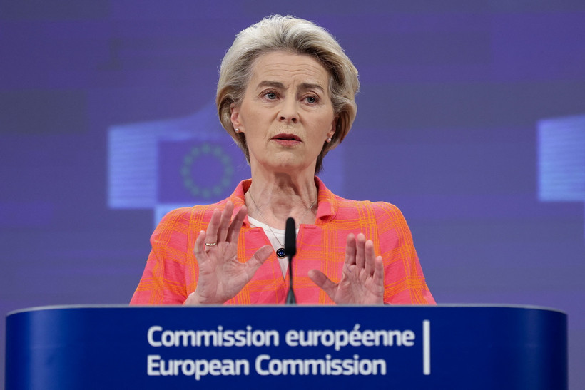Chủ tịch Ủy ban châu Âu Ursula von der Leyen phát biểu tại cuộc họp báo ở Brussels, Bỉ. (Ảnh: AFP/TTXVN)