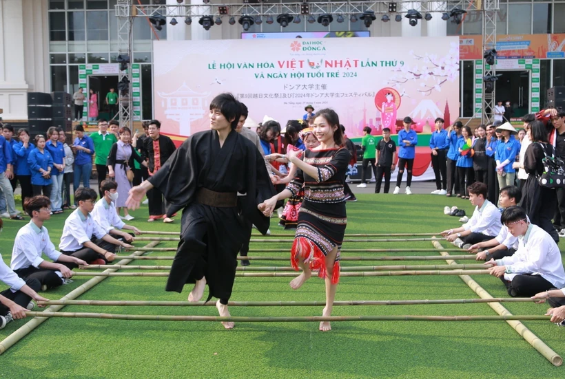 Hoạt động trải nghiệm trò chơi dân gian của Việt Nam. (Ảnh: Văn Dũng/TTXVN)