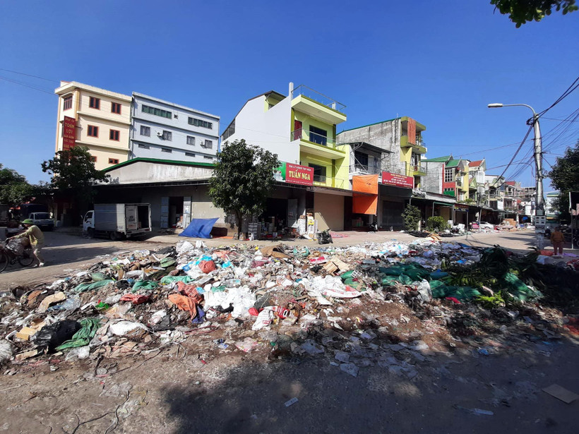 Rác thải chất đống tại khu vực sau chợ Vinh, đoạn ngã tư số 4, khu đô thị Long Châu, phường Vinh Tân. (Ảnh: Tá Chuyên/TTXVN)