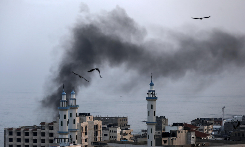 Khói bốc lên sau một cuộc không kích do Israel tiến hành tại Dải Gaza ngày 13/11/2019. (Ảnh: AFP/TTXVN)