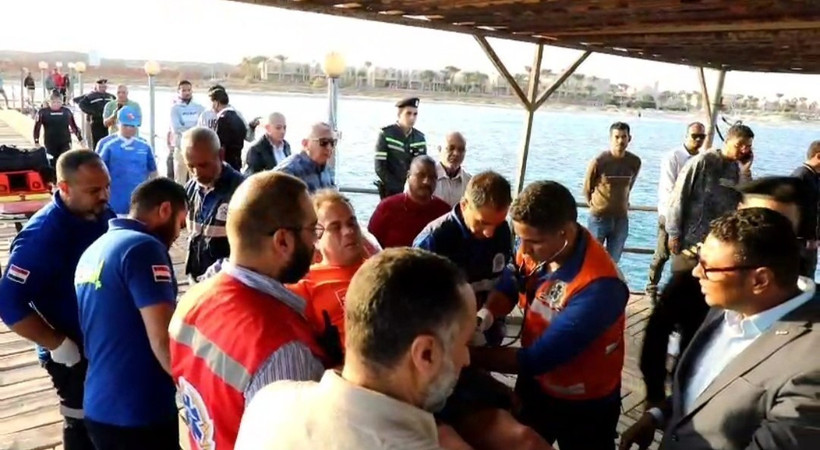 Lực lượng cứu hộ làm nhiệm vụ gần hiện trường vụ chìm tàu du lịch ở ngoài khơi Marsa Alam, Ai Cập, ngày 25/11. (Ảnh: THX/TTXVN)