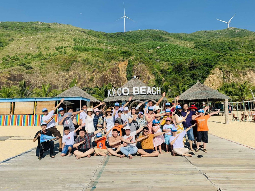 Du khách chụp ảnh lưu niệm tại Khu du lịch biển Kỳ Co. (Ảnh: TTXVN phát)