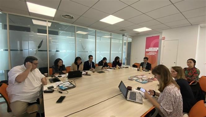 Các cán bộ Trung tâm Bảo tồn di sản Thăng Long - Hà Nội trao đổi với các chuyên gia Pháp. (Ảnh: TTXVN phát)