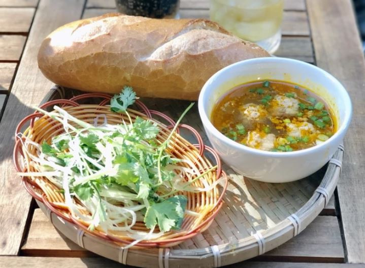 Bánh mỳ xíu mại - đặc sản của quán Bánh mỳ xíu mại Đà Lạt, đường Nguyễn Văn Tráng, Quận 1, TP.HCM. (Ảnh: Mỹ Phương/TTXVN)