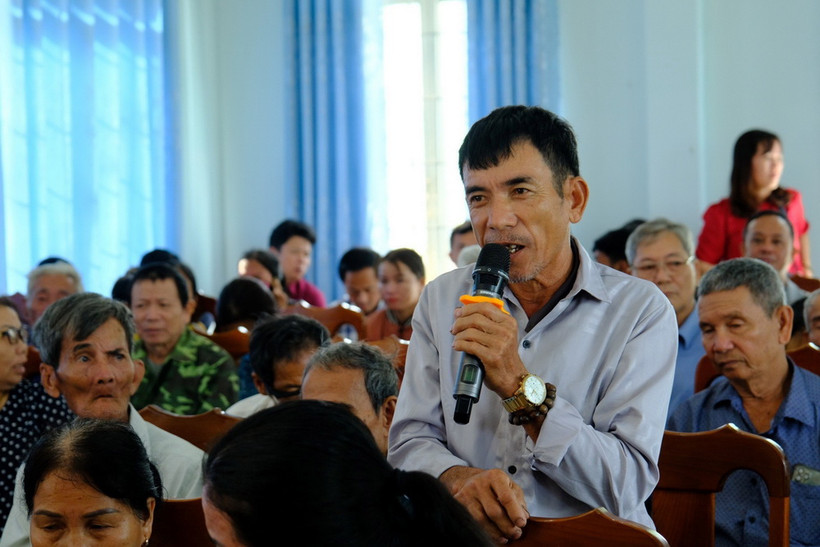 Cử tri huyện Cát Tiên (Lâm Đồng) nêu ý kiến với Đoàn đại biểu Quốc hội. (Ảnh: TTXVN phát)