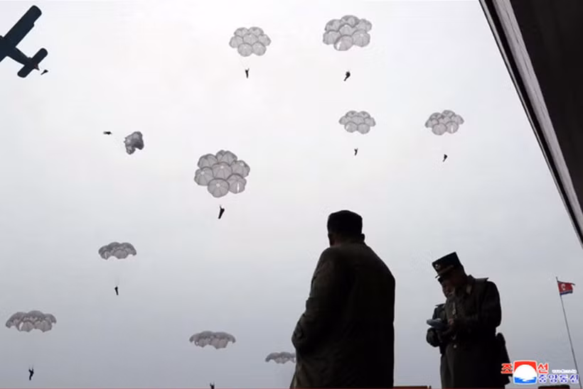 Nhà lãnh đạo Triều Tiên Kim Jong-un (trái) thị sát buổi diễn tập huấn luyện đổ bộ từ trên không của các đơn vị Không quân và Phòng không nước này, ngày 18/11/2019. (Ảnh: Yonhap/TTXVN)