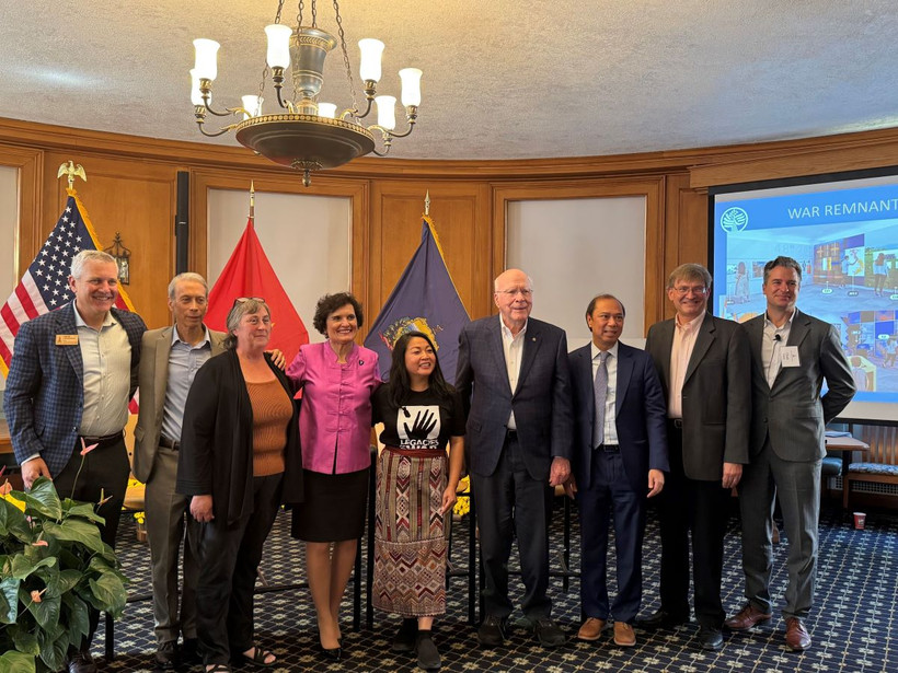 Thượng nghị sỹ Patrick Leahy và Đại sứ Nguyễn Quốc Dũng chụp ảnh cùng các diễn giả tại Diễn đàn. (Ảnh: Kiều Trang/TTXVN)