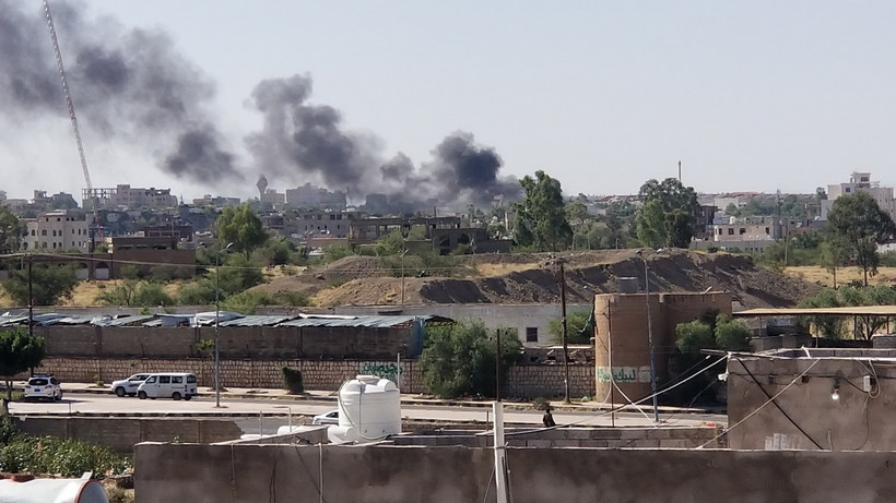 Khói bốc lên sau cuộc không kích của Mỹ và Anh nhằm vào các vị trí của Houthi ở Sanaa, Yemen. (Ảnh: THX/TTXVN)