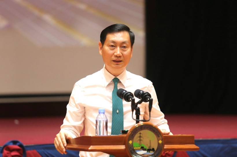 Bộ trưởng Bộ Mỏ và Năng lượng Campuchia Keo Rottanak trao đổi với sinh viên RUPP tại diễn đàn. (Ảnh: Hoàng Minh/TTXVN)