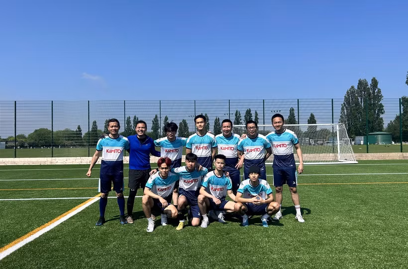 Đội bóng FC Đại sứ quán đại diện cho các cơ quan đại diện Việt Nam tại Anh lần đầu tiên tham dự giải bóng đá cộng đồng người Việt. (Ảnh: TTXVN phát)