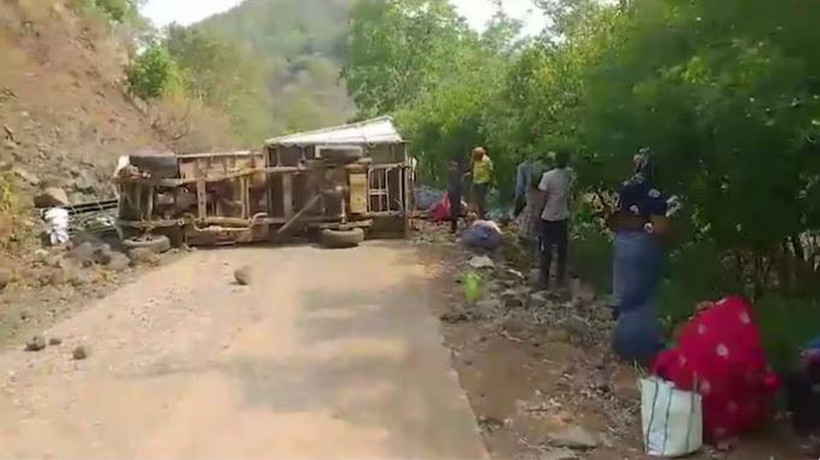 Chiếc xe bán tải gặp nạn khi đang chở 25 công nhân trở về nhà sau khi hái lá trong rừng.. (Nguồn: india today)