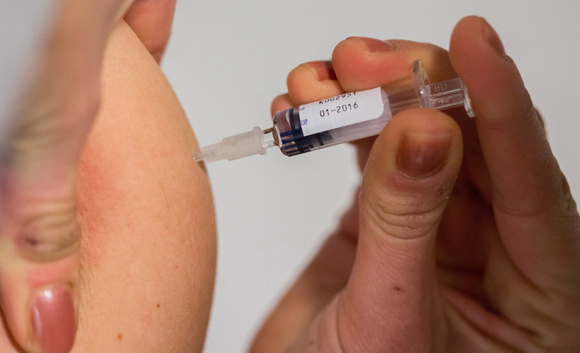 Tiêm vaccine phòng sởi và rubella cho người dân tại Berlin, Đức. (Ảnh: AFP/TTXVN)