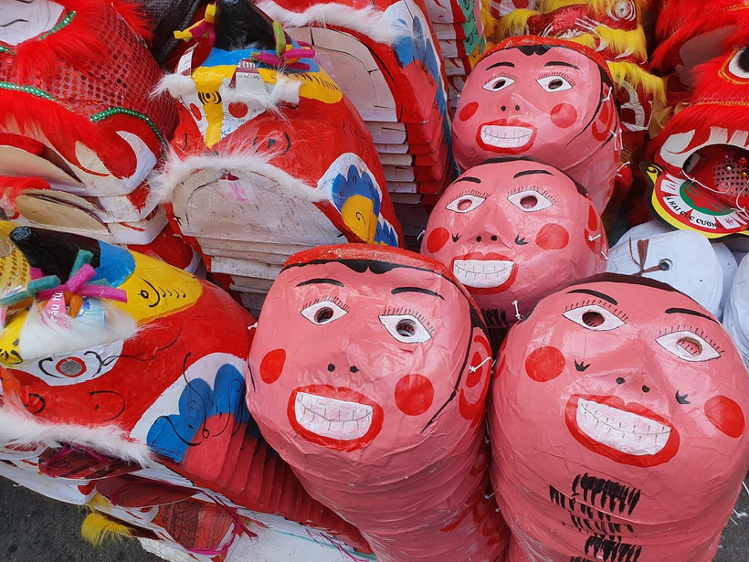 Bất chấp cuộc sống hiện đại, mặt nạ giấy bồi vẫn được nhiều người chọn mua dịp Tết Trung Thu (Nguồn: Vietnam+)