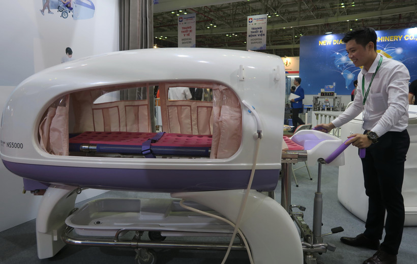 Sản phẩm giường tắm cho người bệnh do Nhật Bản sản xuất lần đầu tiên được giới thiệu tại Việt Nam. (Ảnh: Đinh Hằng/TTXVN)