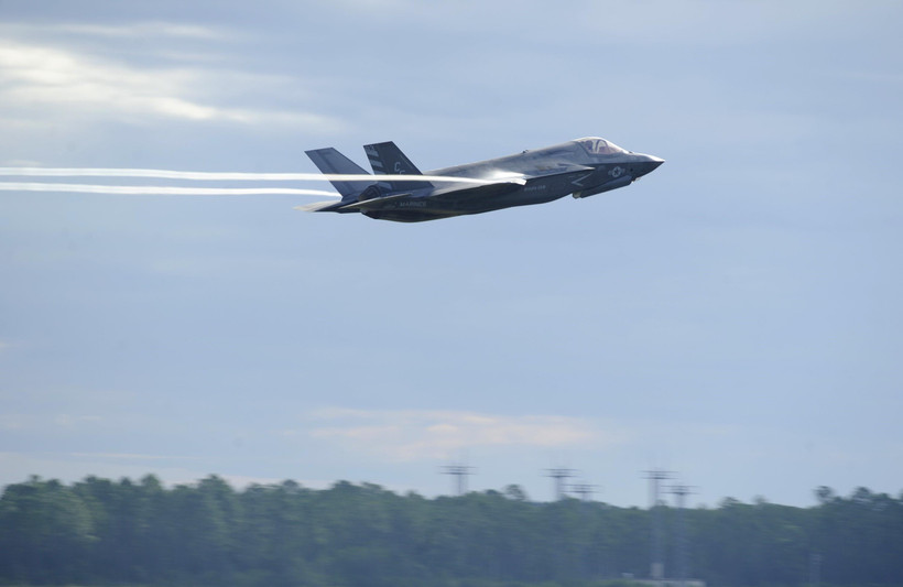 Máy bay chiến đấu F-35 cất cánh từ căn cứ quân sự ở Florida, Mỹ. (Ảnh: AFP/TTXVN)