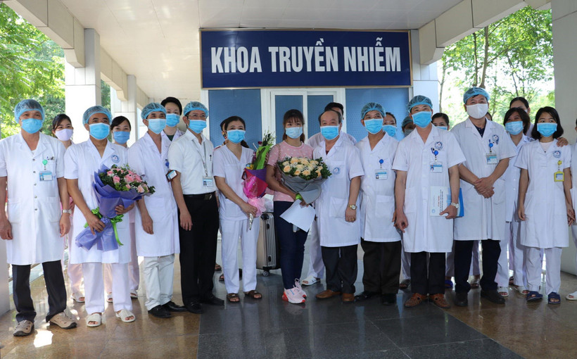 Các cán bộ, bác sỹ Bệnh viện Đa khoa tỉnh Ninh Bình chúc mừng bệnh nhân V.T.L trong ngày xuất viện. (Ảnh: Đức Phương/TTXVN) 