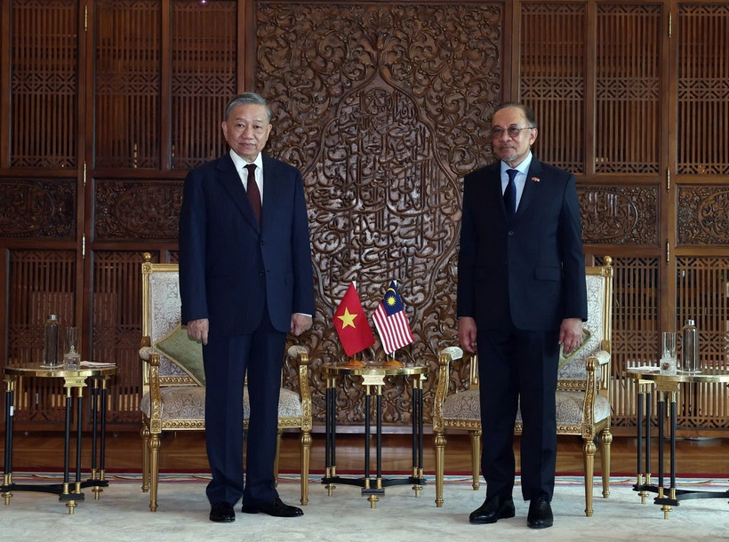 Tổng Bí thư Tô Lâm và Thủ tướng Malaysia Anwar Ibrahim chụp ảnh chung. (Ảnh: Thống Nhất/TTXVN)