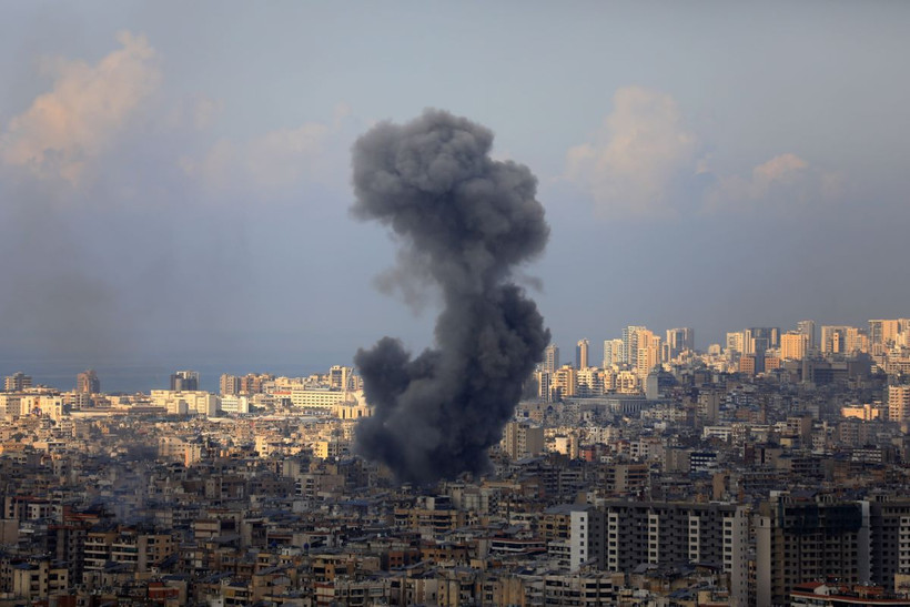 Khói bốc lên sau cuộc không kích của Israel xuống ngoại ô Beirut, Liban ngày 13/11/2024. (Ảnh: THX/TTXVN)
