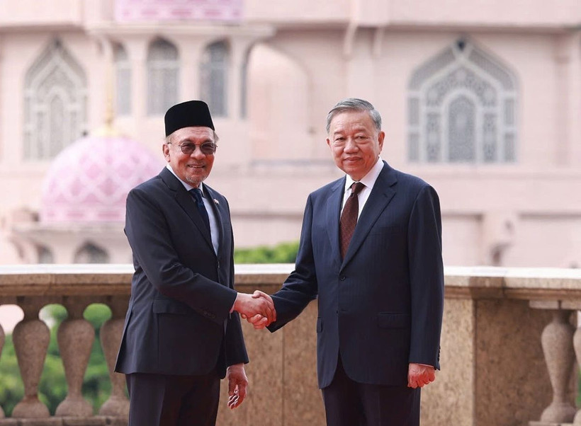 Tổng Bí thư Tô Lâm và Thủ tướng Malaysia Anwar Ibrahim chụp ảnh chung. (Ảnh: Thống Nhất/TTXVN)