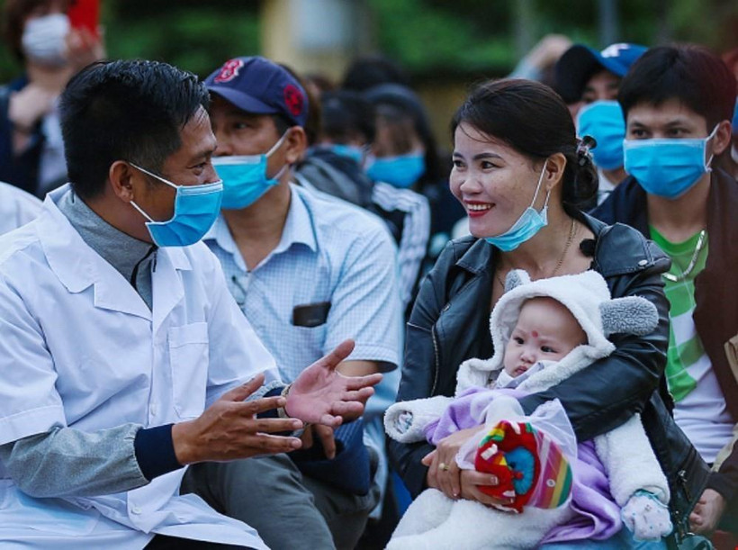 Các bác sỹ, cán bộ y tế tỉnh Hòa Bình ân cần thăm hỏi sức khỏe hai bà cháu Chị Nguyễn Thị Oanh (là công dân tình nguyện vào chăm sóc cho cháu nội 4 tháng tuổi Lưu Hà My được bố mẹ gửi về từ Hàn Quốc) trong ngày chia tay, trao giấy chứng nhận hoàn thành th