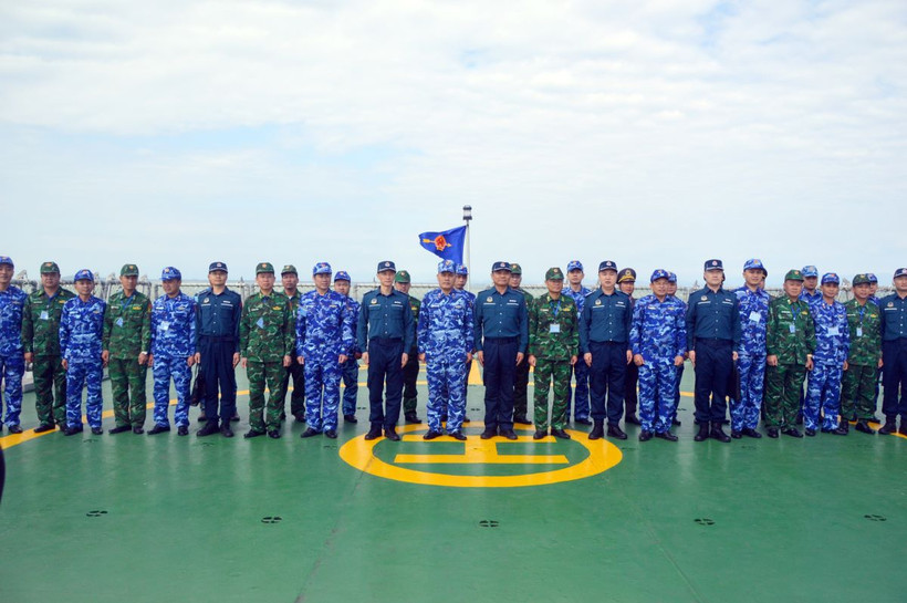 Lực lượng tuần tra hai nước chụp ảnh lưu niệm trên tàu CSB 8004. (Ảnh: TTXVN phát)