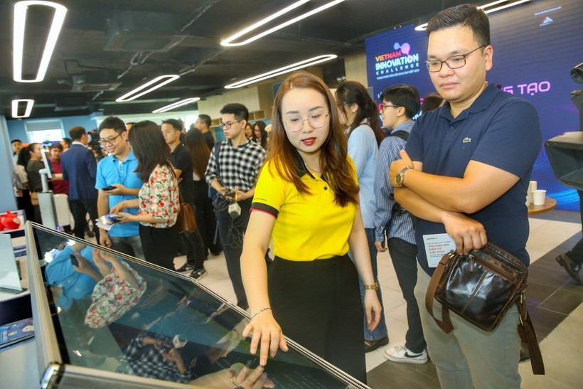 Khách tham quan một gian trưng bày giải pháp đổi mới sáng tạo. (Ảnh: Tuấn Đức/TTXVN)