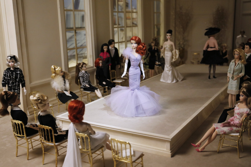 Búp bê Barbie được trưng bày tại triển lãm ở thủ đô Paris, Pháp. (Ảnh: AFP/TTXVN)