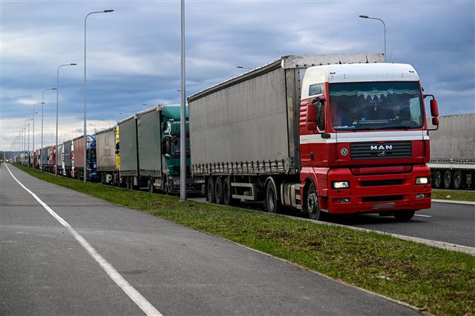Xe tải xếp hàng dài tại cửa khẩu biên giới Ba Lan-Ukraine ở Przemysl, Ba Lan. (Ảnh: PAP/TTXVN)