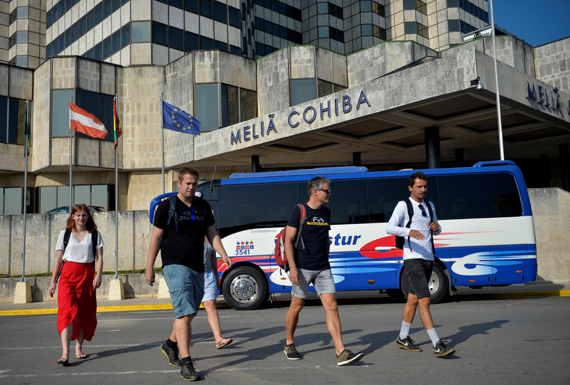 Khách du lịch thăm quan thủ đô La Habana, Cuba. (Ảnh: AFP/TTXVN)