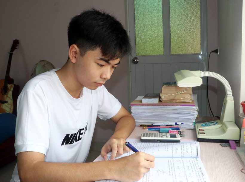 Em Đào Mạnh Tuấn (học sinh lớp 12 Toán 1), Trường Trung học phổ thông Lê Hồng Phong, thành phố Nam Định, Thủ khoa khối A1 của tỉnh Nam Định. (Ảnh: Nguyễn Lành/TTVXN)