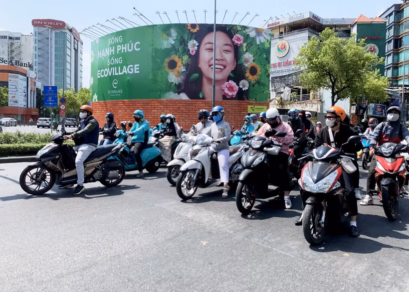 Người dân Thành phố Hồ Chí Minh bịt kín tránh nắng nóng. (Ảnh: Hồng Đạt/TTXVN)