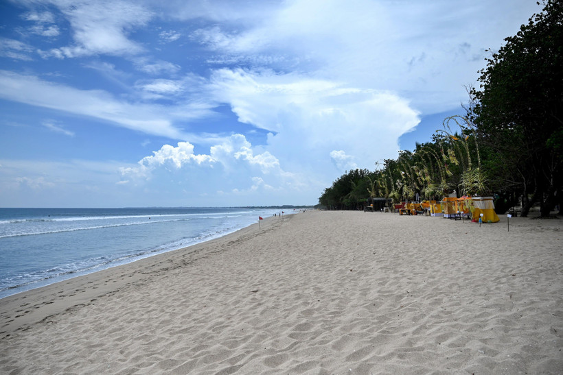 Bãi biển Kuta trên đảo Bali (Indonesia) vắng bóng khách du lịch do dịch COVID-19 ngày 22/3/2020. (Ảnh: AFP/TTXVN)