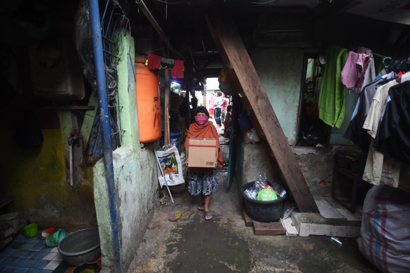 Người dân nghèo nhận nhu yếu phẩm hỗ trợ tại Jakarta, Indonesia ngày 9/4/2020 trong bối cảnh dịch COVID-19 lan rộng. (Ảnh: THX/TTXVN)