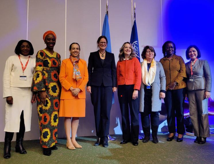  Tổng Giám đốc IOM bà Amy Pope (thứ tư từ phải qua), Đại sứ - Trưởng Phái đoàn Lê Thị Tuyết Mai (ngoài cùng bên phải) và một số nữ Đại sứ tại phiên mở đầu Khóa họp. (Nguồn: TTXVN Phát)