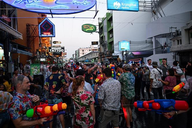 Người dân và du khách tham gia Lễ hội Té nước Songkran tại Bangkok, Thái Lan,. (Ảnh: AFP/TTXVN)