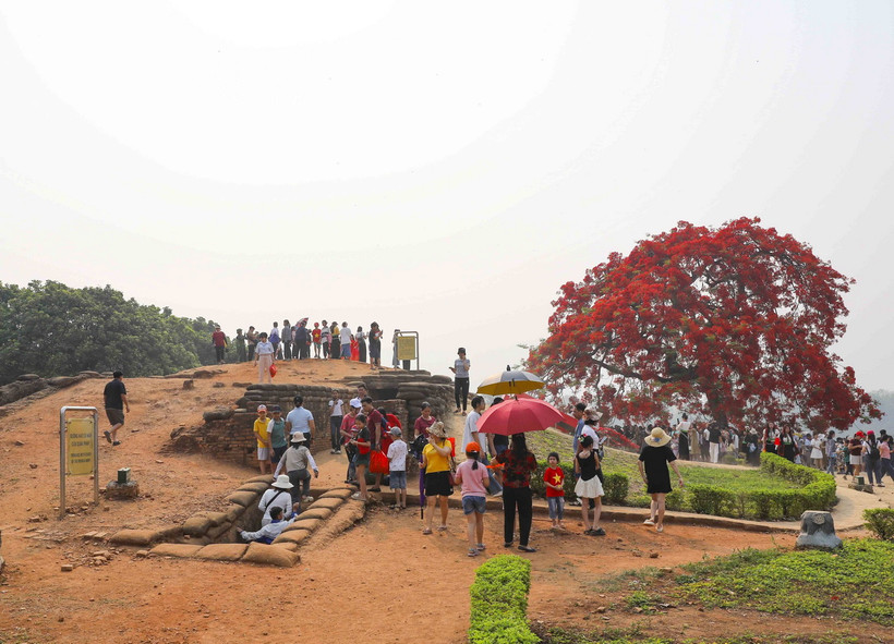 Du khách tham quan Di tích Đồi A1. (Ảnh: Xuân Tư/TTXVN)