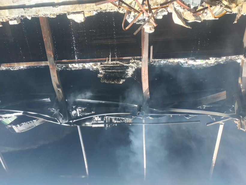 Nhiều bóng đèn cháy, vỡ sau đám cháy. (Ảnh: Sơn Bách/Vietnam+) 