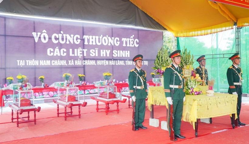 Quang cảnh một lễ truy điệu và an táng hài cốt liệt sỹ. (Ảnh minh họa. Thanh Thủy/TTXVN)