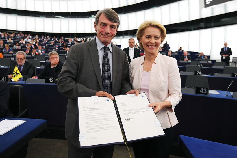 Chủ tịch Nghị viện châu Âu David-Maria Sassoli (trái) chúc mừng tân Chủ tịch Ủy ban châu Âu (EC) Ursula von der Leyen (phải) vừa đắc cử tại trụ sở Nghị viện châu Âu ở Strasbourg, Pháp ngày 16/7/2019. (Ảnh: AFP/TTXVN)