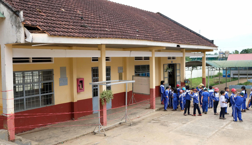 Hiện vẫn còn lớp 3A2 với 33 học sinh phải học tại phòng còn lại của dãy nhà này, tiềm ẩn nhiều nguy cơ mất an toàn. (Ảnh: Nguyễn Dũng/TTXVN)