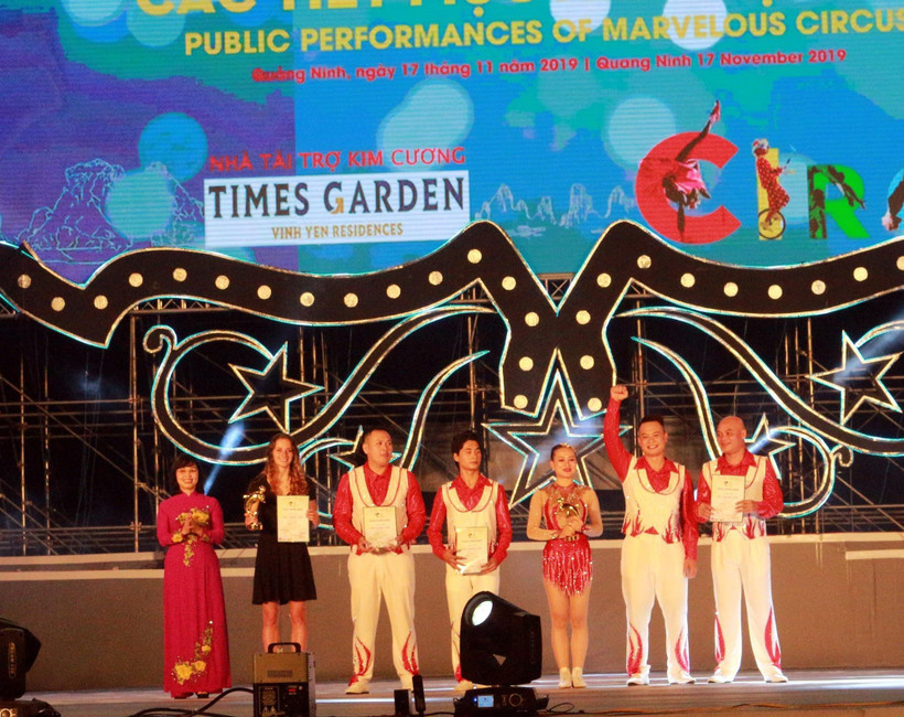 Ban Tổ chức trao giải vàng cho nghệ sỹ đến từ Canada và nước chủ nhà Việt Nam. (Ảnh: Đức Hiếu/TTXVN)