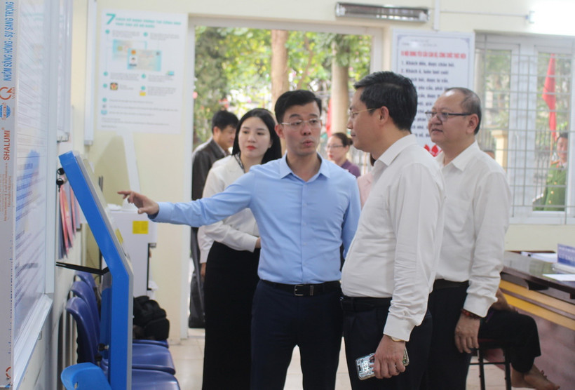 Lãnh đạo Hà Nội kiểm tra việc thực hiện cải cách thủ tục hành chính, chuyển đổi số tại phường Quảng An (Tây Hồ). (Ảnh: Nguyễn Thắng/TTXVN)