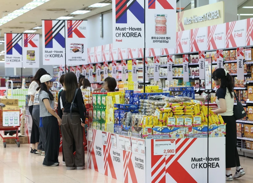 Các gian hàng trong một cửa hàng của Lotte Mart ở Seoul, Hàn Quốc. (Ảnh: Yonhap/TTXVN)