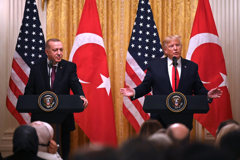 Tổng thống Mỹ Donald Trump (phải) và Tổng thống Thổ Nhĩ Kỳ Recep Tayyip Erdogan trong cuộc họp báo chung tại Washington DC., ngày 13/11/2019. (Ảnh: AFP/TTXVN)
