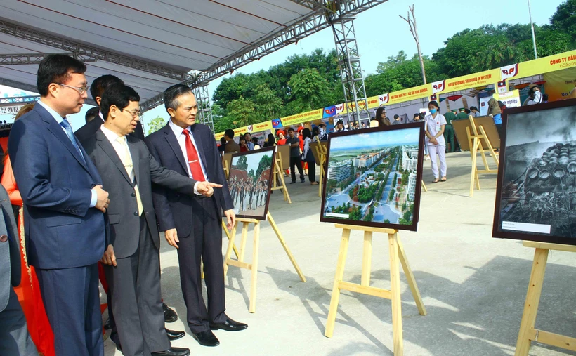 Các đại biểu tham quan Triển lãm ảnh ''Tình hữu nghị đoàn kết đặc biệt Việt Nam-Lào''. (Ảnh: Tá Chuyên/TTXVN)