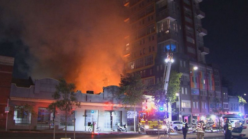 Phải mất hơn 2 giờ, lực lượng cứu hỏa mới khống chế được đám cháy. (Ảnh: 9news)