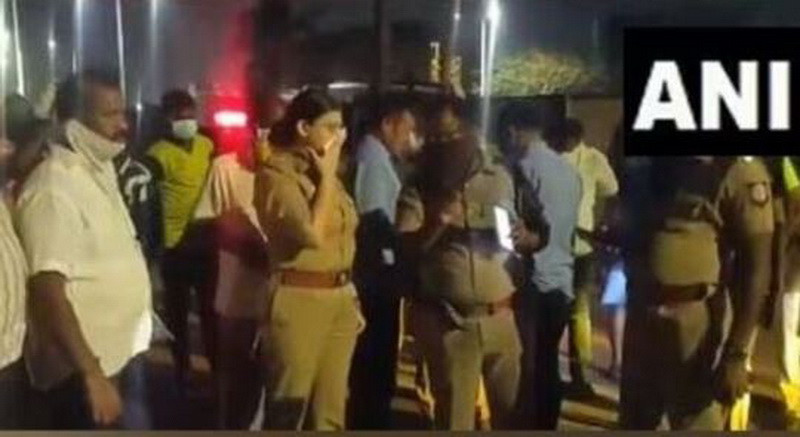 Hàng nghìn người dân trong khu vực đã đổ ra đường sau khi phát hiện mùi lạ. (Nguồn: ANI)