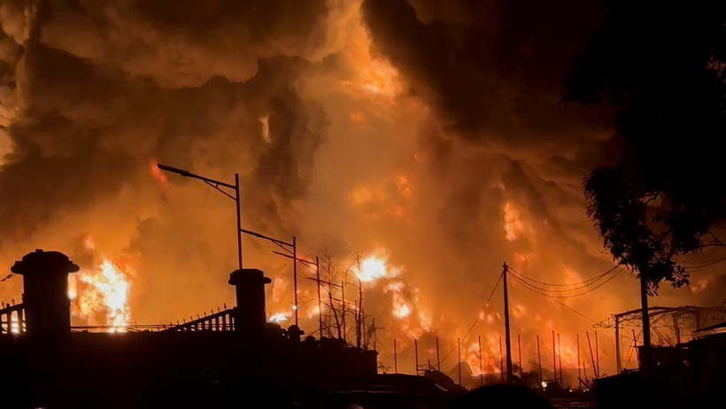Khói lửa bốc lên ngùn ngụt từ hiện trường vụ cháy nổ kho xăng dầu ở Conakry, Guinea, ngày 18/12/2023. (Ảnh: THX/TTXVN)