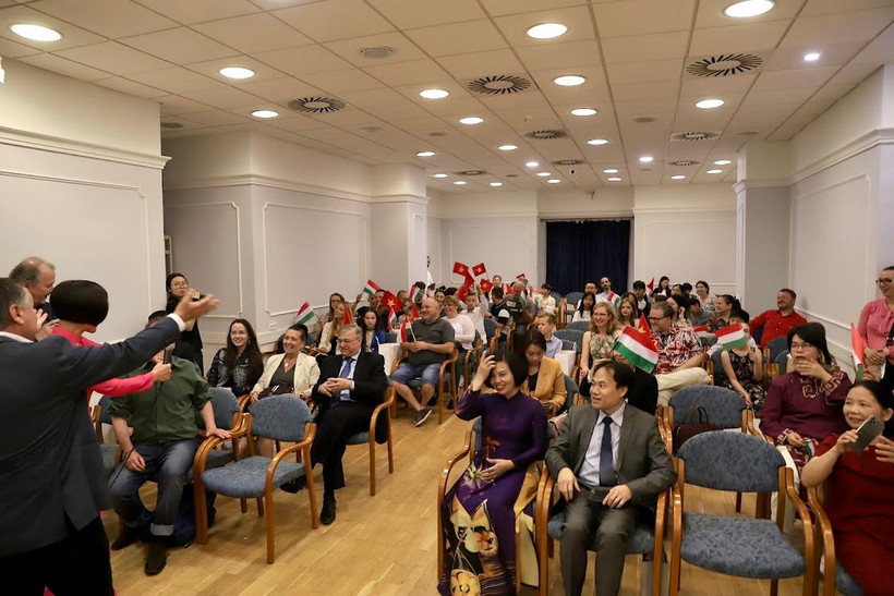 Ban tổ chức chào đón các thí sinh đến từ hơn 50 trường phổ thông trên khắp Hungary. (Ảnh: TTXVN)